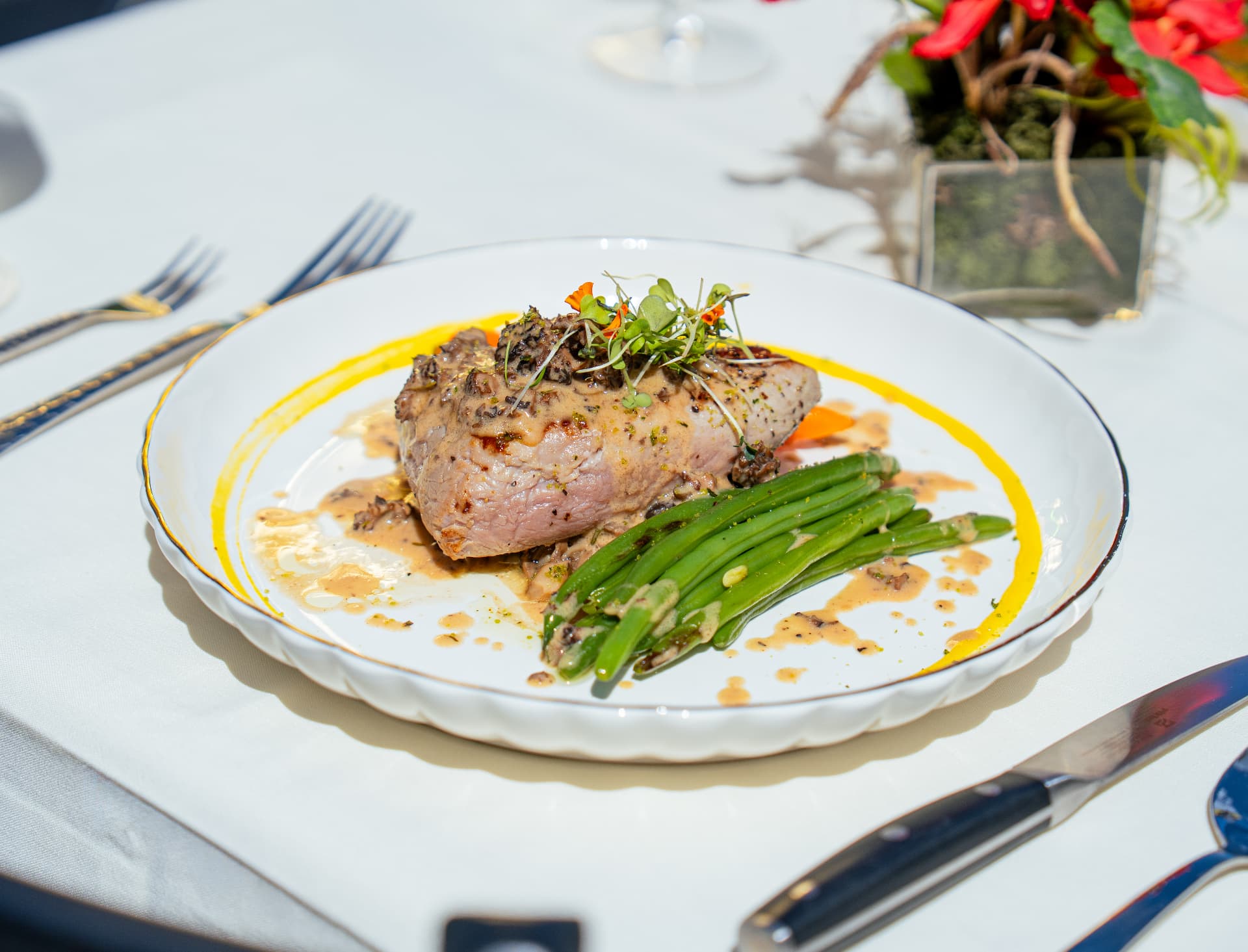 Roasted pork medallion with mushroom sauce and green beans